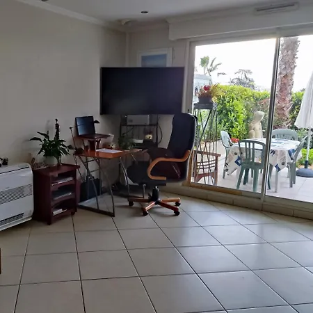 Garden Level Near סאן-לורן-דו-ואר